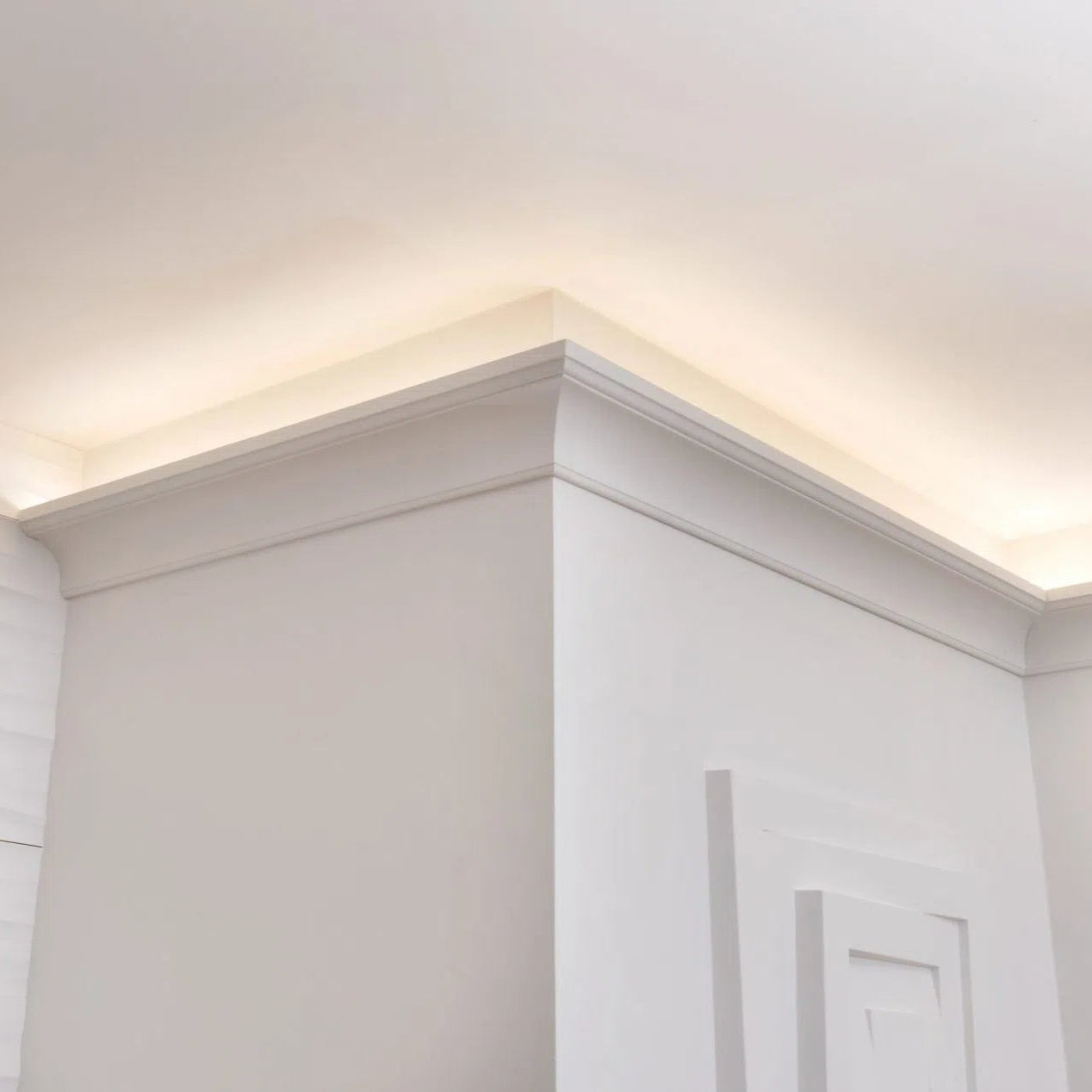 Z20 ARSTYL® 2M NMC Ceiling coving on white ceiling | DecorMania UK